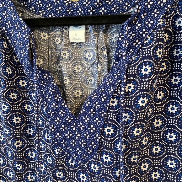 🌼 Old Navy blouse - Picture 2 of 3